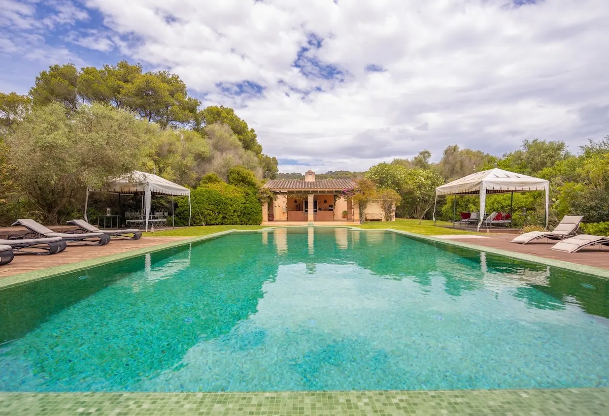 Pool von The Arabic House mit dem Pavillon am Ende