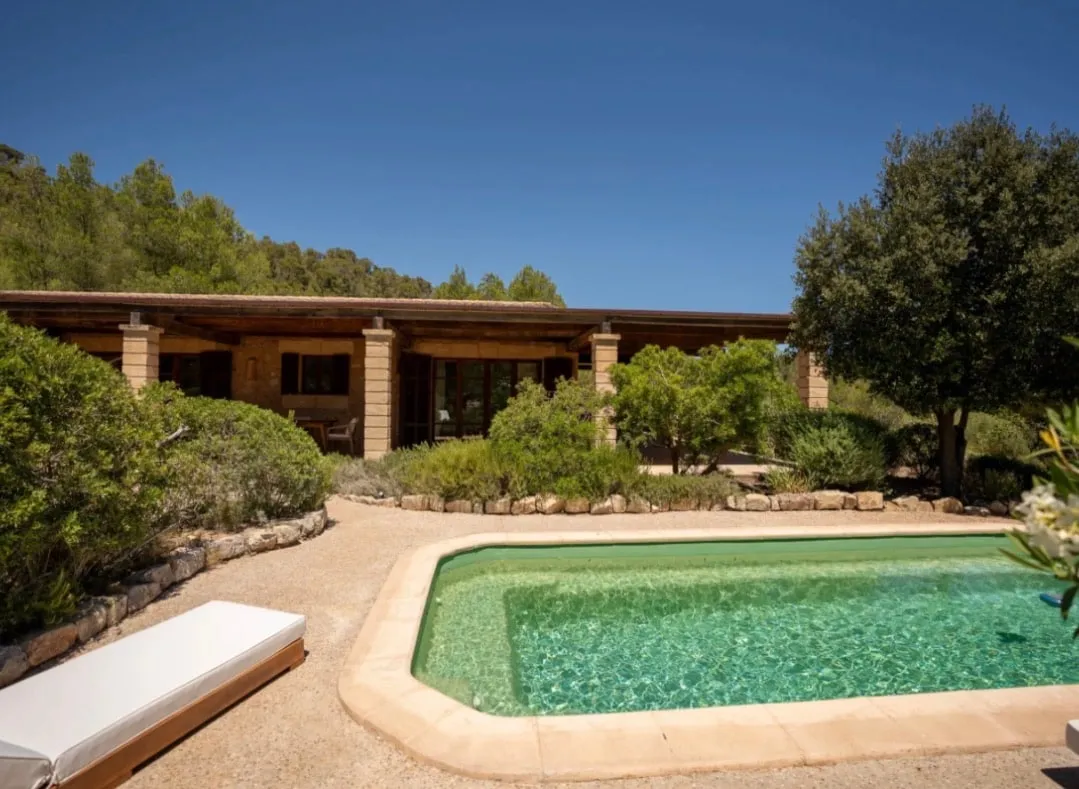 The Lodge mit Steinsäulen und Pool im Garten