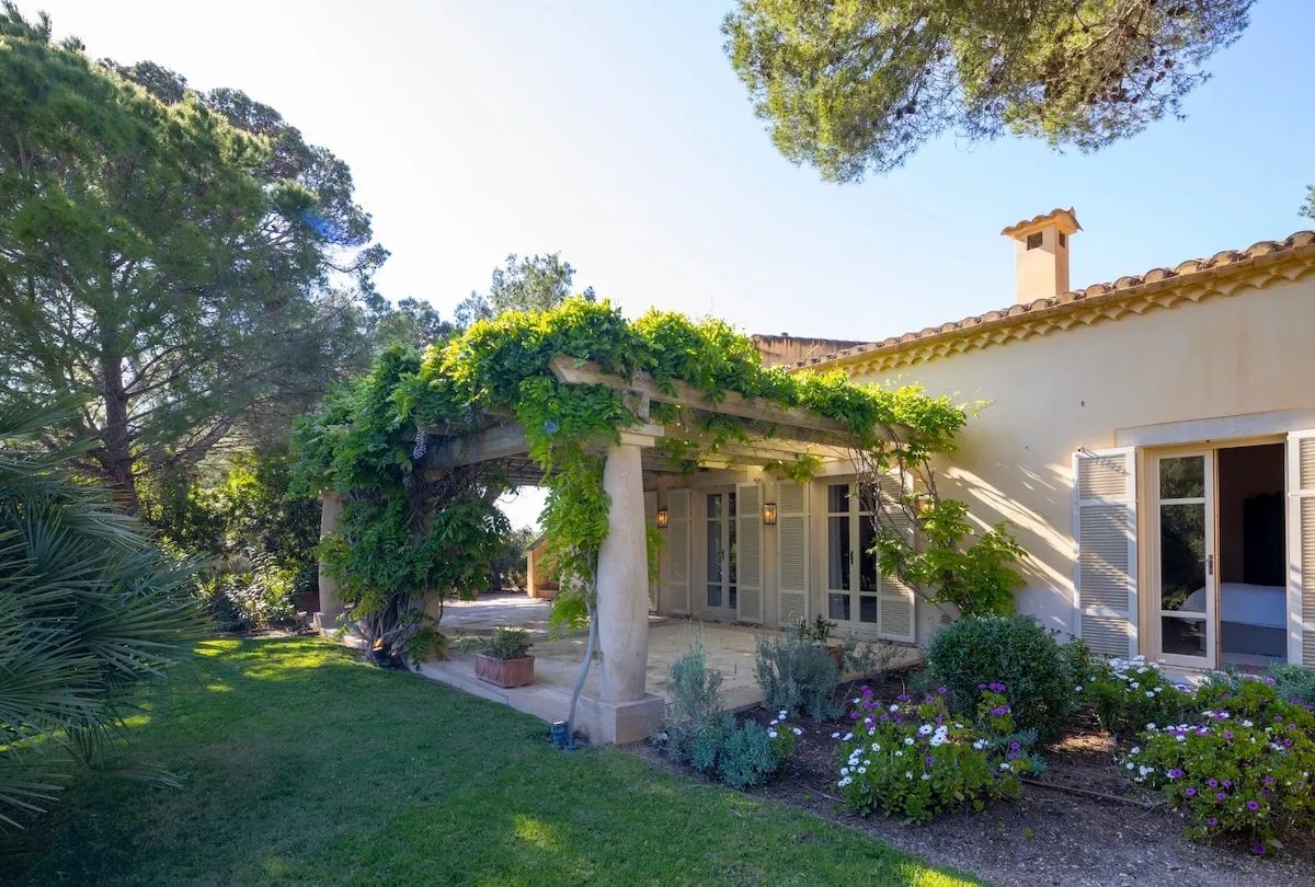 The Mallorcan House unter der weinberankten Veranda